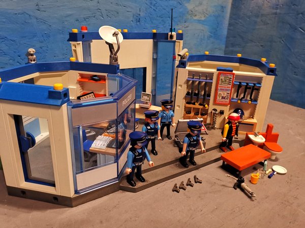 Playmobil Polizei-Hauptquartier 4263 vollständig