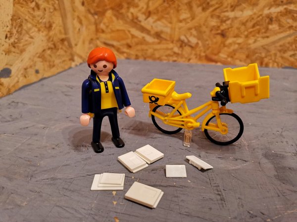 Playmobil Postbotin mit Fahrrad und Zubehör