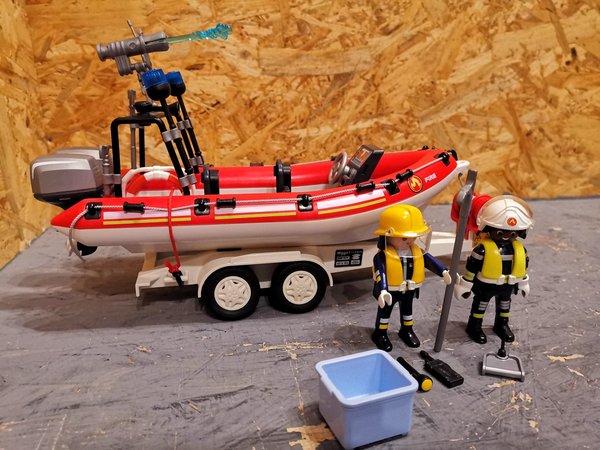 Playmobil Feuerwehr-Schnellboot mit Bootsanhänger, Figuren und Zubehör