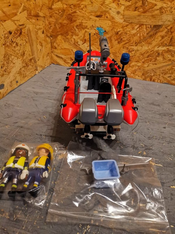 Playmobil Feuerwehr-Schnellboot mit Bootsanhänger, Figuren und Zubehör