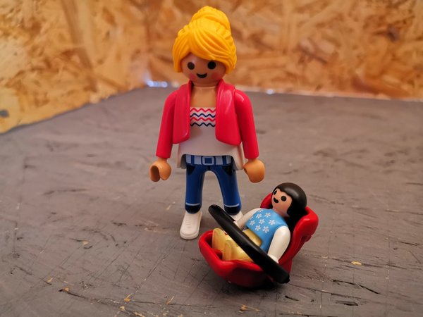 Playmobil Mama mit Babyschale
