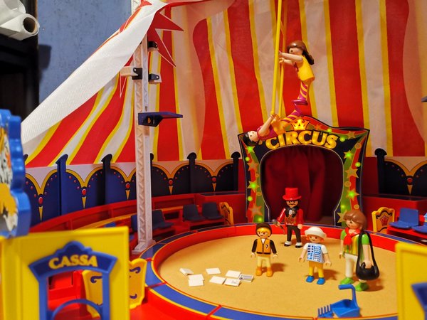 Playmobil 4230 Großes Zirkuszelt mit LED-Portal vollständig Neuwertig